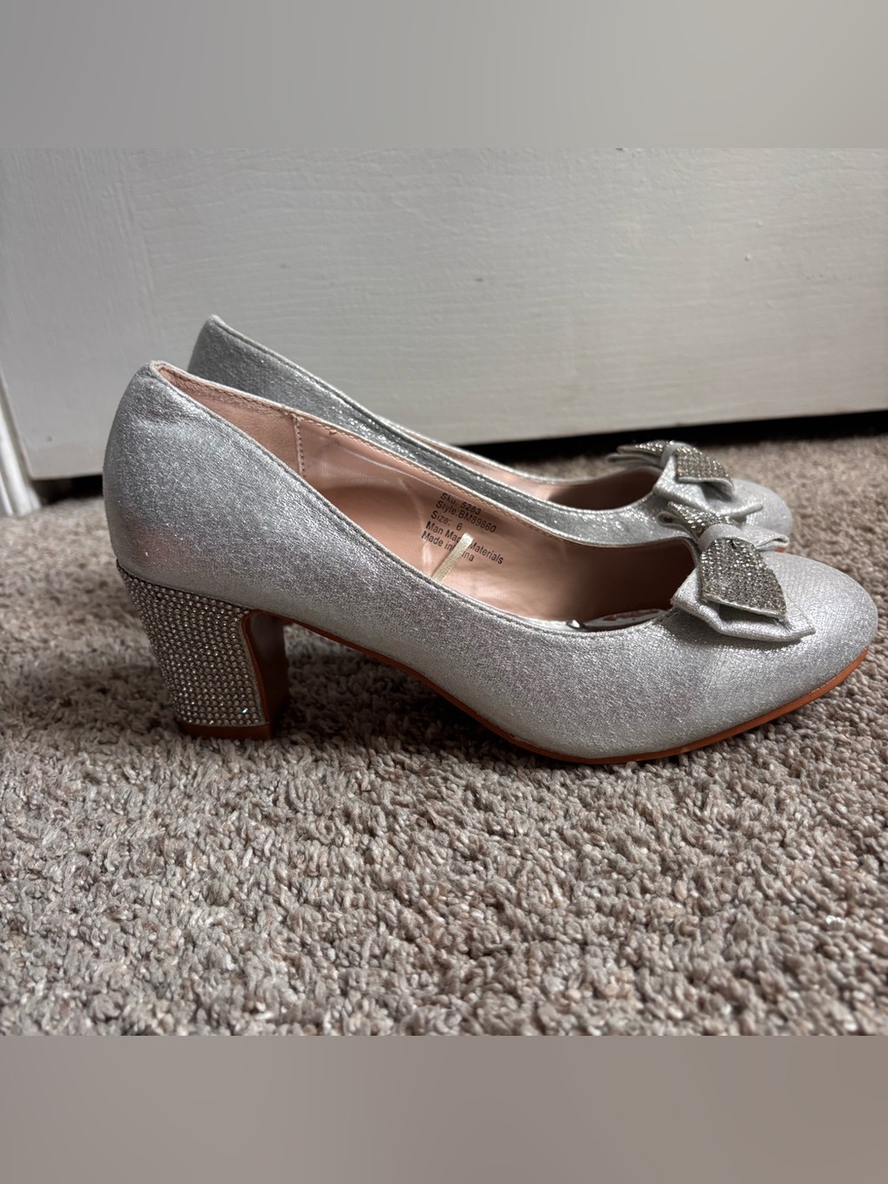 Badgley Mischka Girls Sparkle Studded Bow Heels Size 6